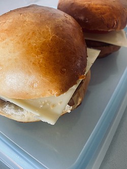 SIMPLEチーズバーガー。